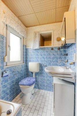 EG kleine Wohnung - Badezimmer mit Badewanne