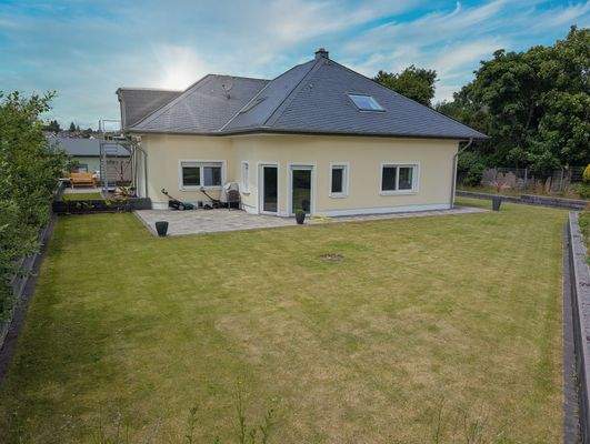 Außenansicht Terasse mit Garten 2.jpeg