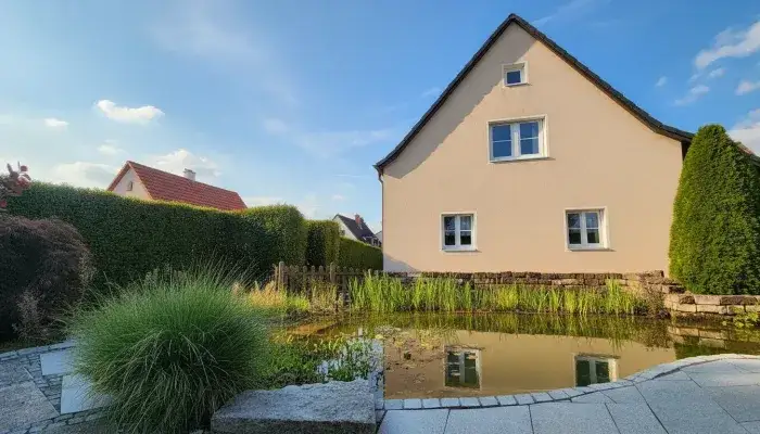 Teichansicht und Eingangsbereich