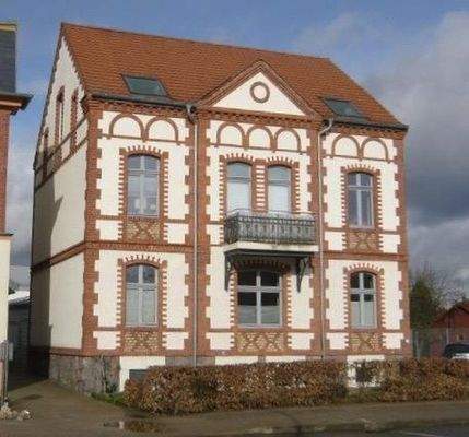Straßenansicht mit Balkon