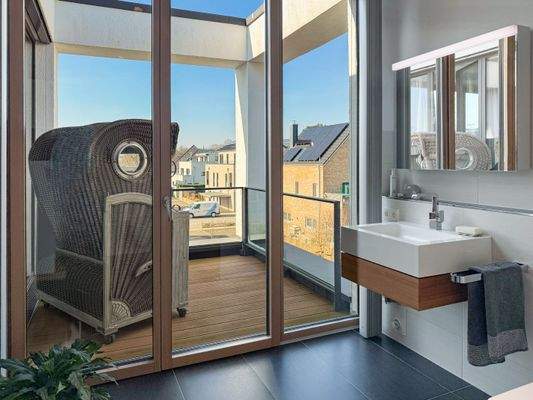 6. Vollbad mit Balkon zum Westen.jpg