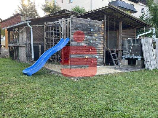 Schuppen und Spielplatz