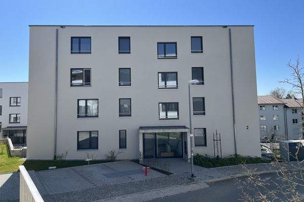 Eingangsbereich mit Stellplätzen