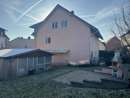 Hinteransicht mit Garten