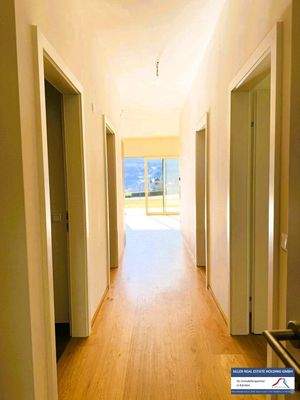 Lichtdurchfluteter Vorraum mit Blick ins Grüne