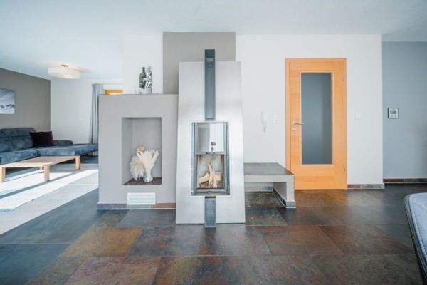  Moderner Kamin sorgt für Stimmung und Wärme im Raum.