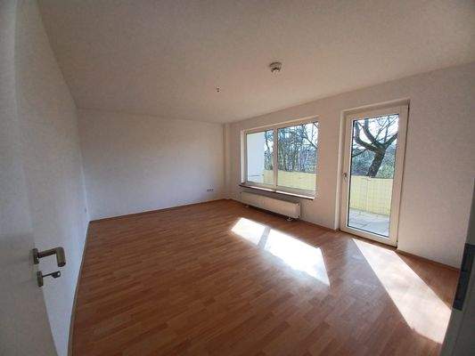 Wohnzimmer mit Balkon 