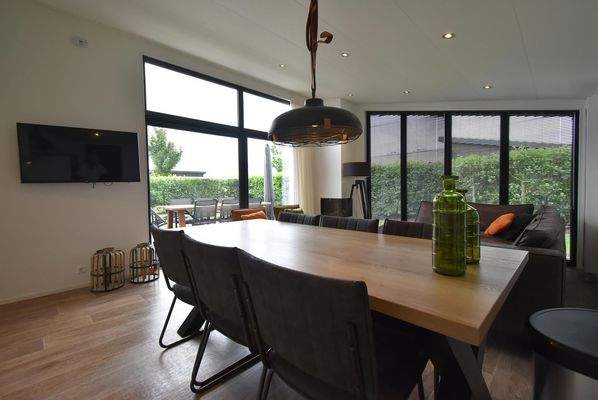 ferienhaus-kaufen-herkingen-wohnzimmer-esszimmer-2025.webp009