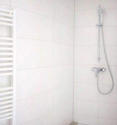 Bad mit Fenster, Dusche, OG