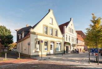 Straßenansicht von links
