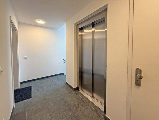 Fahrstuhl direkt vor der Eingangstür