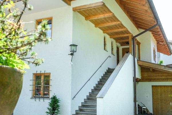 Überdachter Treppenaufgang zur Wohnung