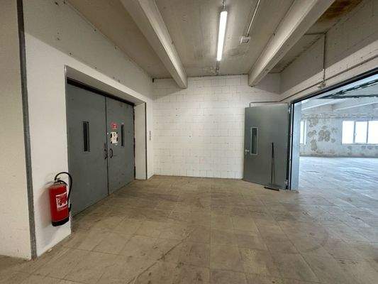 Vorraum mit Lastenaufzug