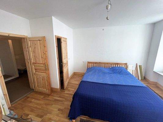 Schlafzimmer mit Zugang Bad und Ankleideraum 