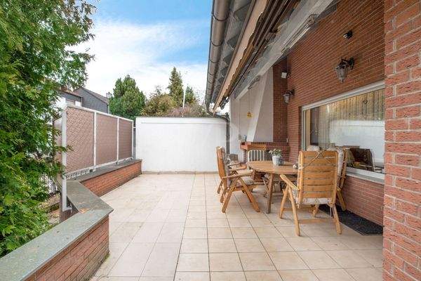 Terrasse mit Außenkamin (I)