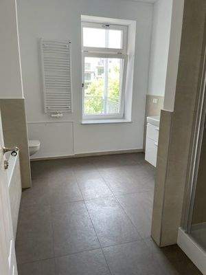 Tageslichtbad mit Wanne u. Dusche