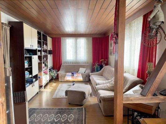 Wohnzimmer mit Holzdecke