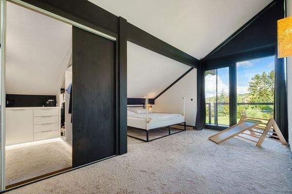 Schlafzimmer 3 / Elternschlafzimmer mit Ankleide und Balkonzugang