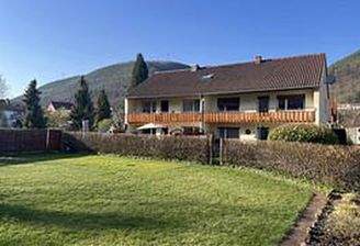 Rückansicht mit Garten/Wiese