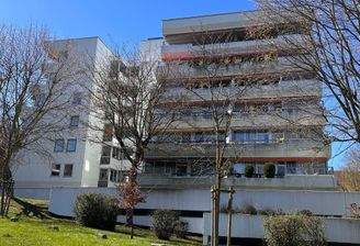 Wohnblock im Frühling