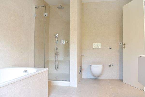 Masterbad mit Wanne und Dusche