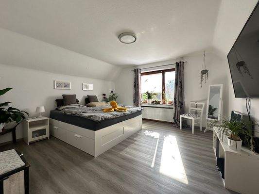 sonniges Schlafzimmer mit Gartenausrichtung
