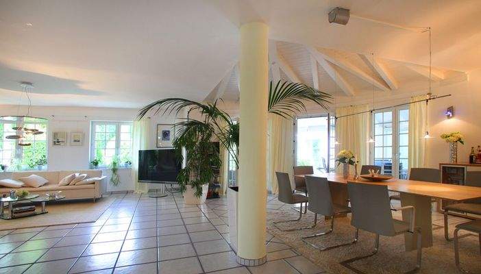 Wohnzimmer mit Esstisch.jpg