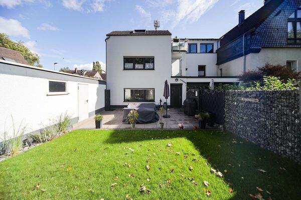 Gartenansicht + Terasse