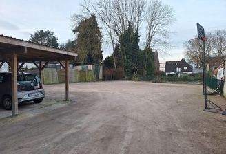 Hof mit Stellplätzen