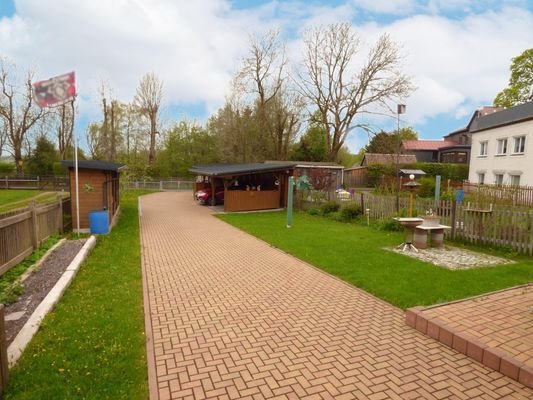 Blick vom Haus zum Carport