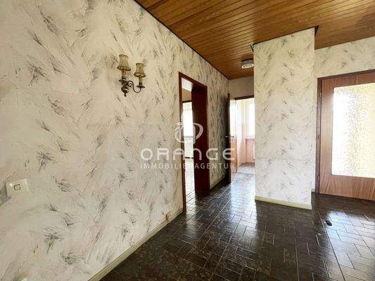 Rechts neben dem Eingang befindet sich...