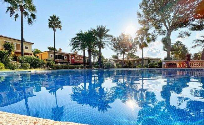 Großer Gemeinschaftspool in gepflegter Anlage