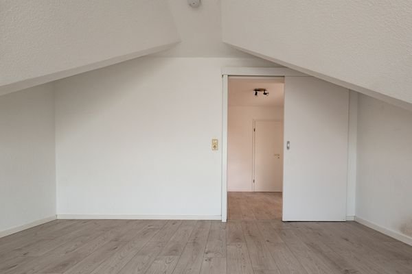 180_Schlafzimmer halblinks (2).jpg