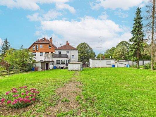 Ein-/Zweifamilienhaus mit Werkstatt in SB-Ensheim