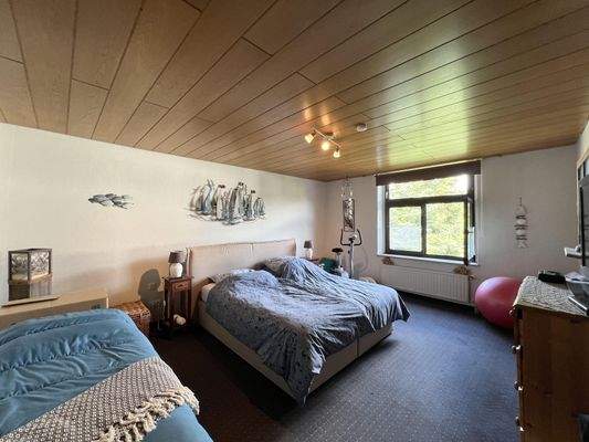 Geräumiges Schlafzimmer.