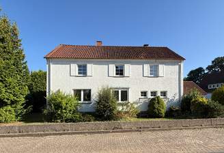 Straßenseite (Süd-Ansicht)