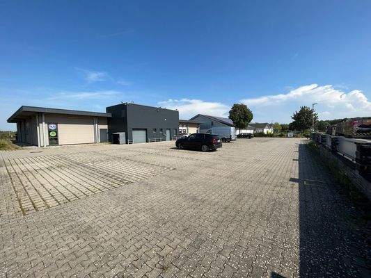 Objektansicht mit Parkplätzen