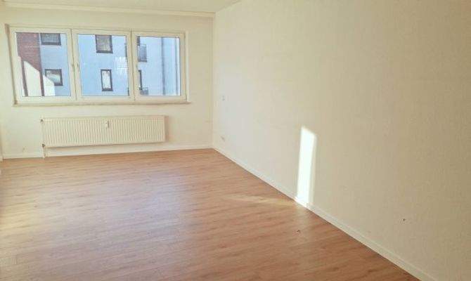 Wohnzimmer mit großem Fenster