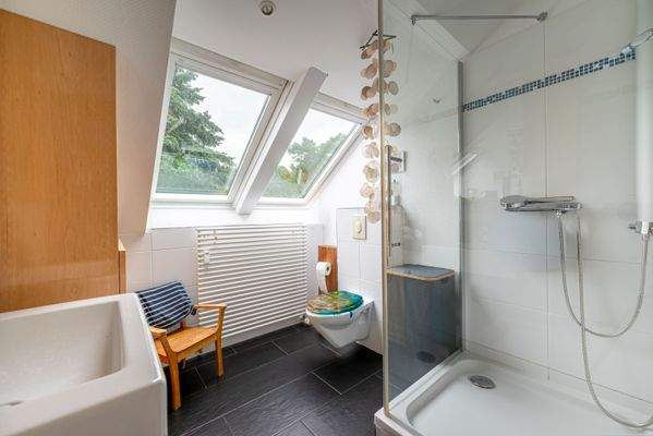 Modernes Badezimmer im Dachgeschoss