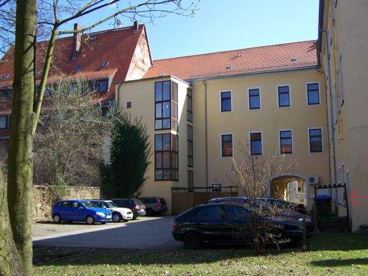 Hof _ Stellplatzanlage _ Eingang Whg.jpg