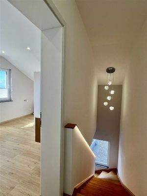 Obergeschoss mit Holztreppe