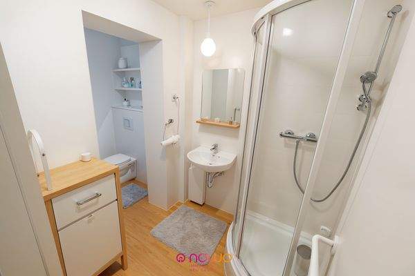 Duschbad Apartment - Badezimmer, Skandinavisch - (KI generiert)