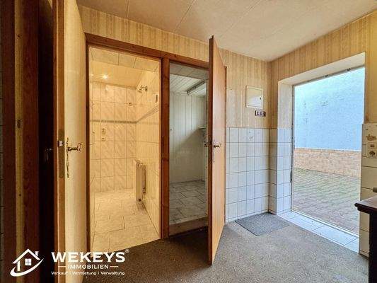 Sicht ins Bad und Abstellkammer