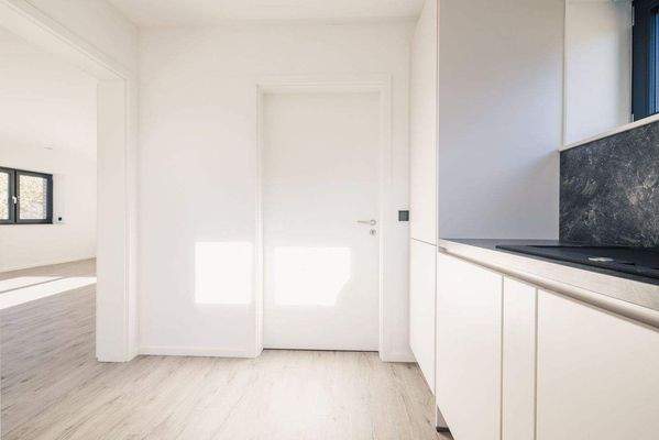 Küche im Erdgeschoss mit Zugang zum HWR