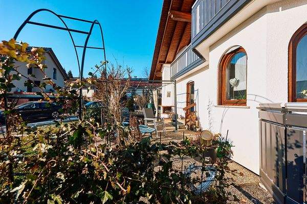 Objektansicht mit Terrassenbereich Erdgeschoss