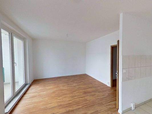 Ansicht II: Wohn- und Esszimmer mit offenem Küchenbereich