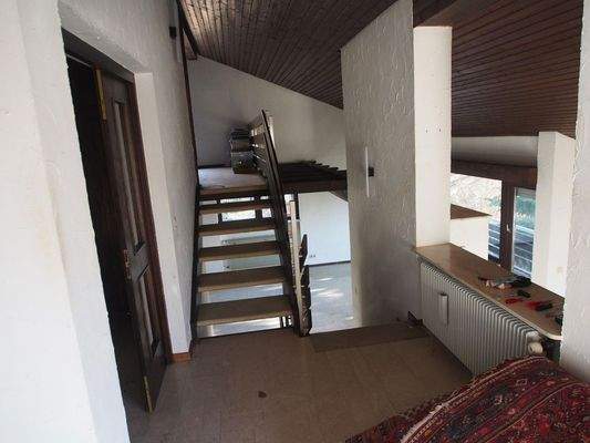 Blick vom Esszimmer zur Emopre