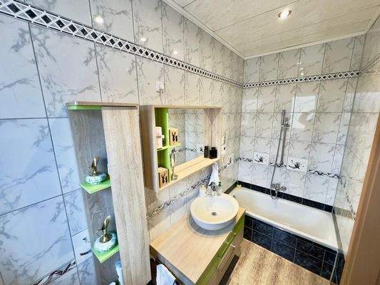 Gäste-WC mit Badewanne