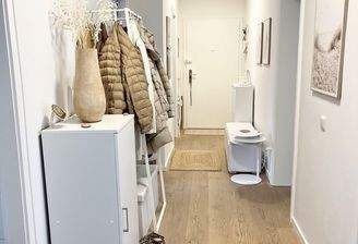 Flur - Blick zur Eingangstür