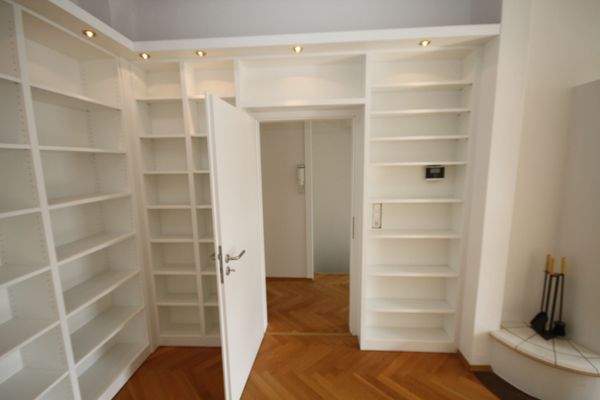 Wohnzimmer mit Bücherregal 1.OG